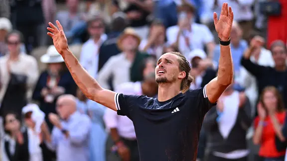 Alexander Zverev celebrates his victory at the French Open for tennis professionals | picture alliance / abaca | Dubreuil Corinne/ABACA Alexander Zverev celebrates his victory at the French Open for tennis professionals