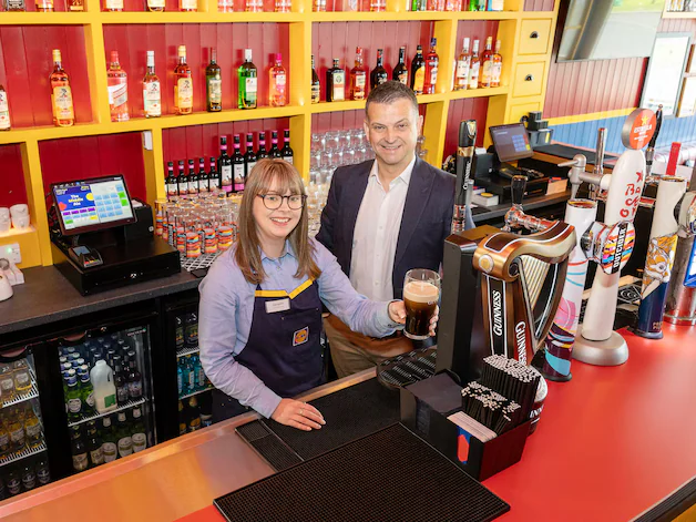 Bar manager Samantha Hill and Gordon Cruikshanks, regional director of Lidl Noord-Ierland