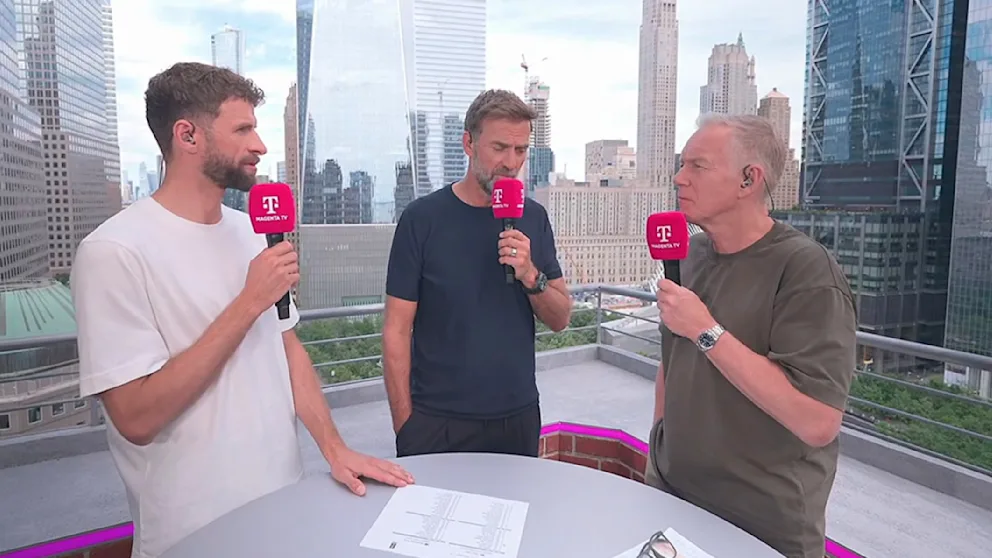 Thomas Müller (l./36), Jürgen Klopp (m./59) und Johannes B. Kerner (61) bei MagentaTV