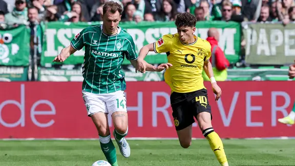 Bremen's Senne Lynen (l.) in a duel with Dortmund's Samuele Inacio | Imago Images Bremen's Senne Lynen (l.) in a duel with Dortmund's Samuele Inacio