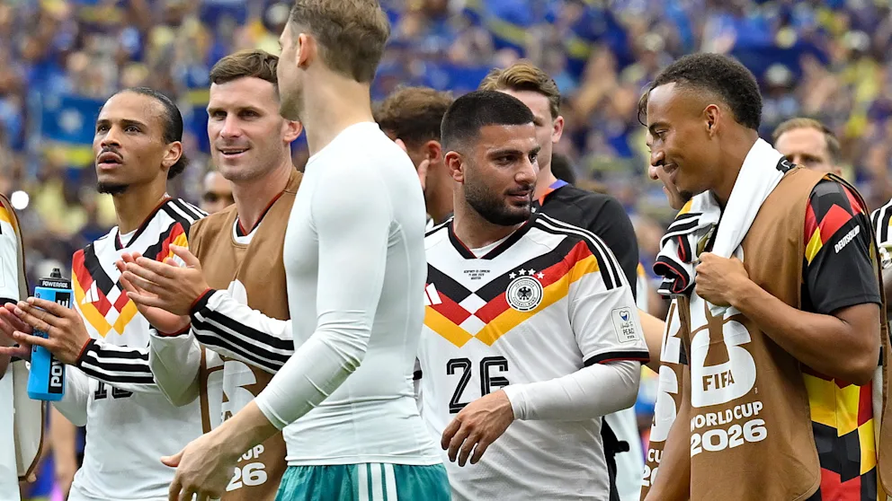 Sané (l.) raus, Leweling (r.) rein? Ja, wenn es nach den Usern geht