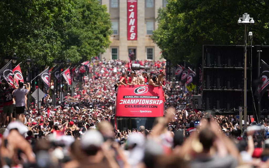 Sebastian Aho incited the audience – a wild sight at the NHL championship party