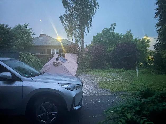In Tongeren-Borgloon, a gust of wind blew this party tent 3 meters into the air, according to eyewitnesses.
