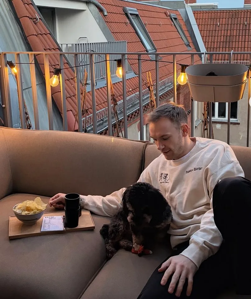 Mathias Gidsel (27) mit seinem geliebten Hund Hermann, einem Havaneser