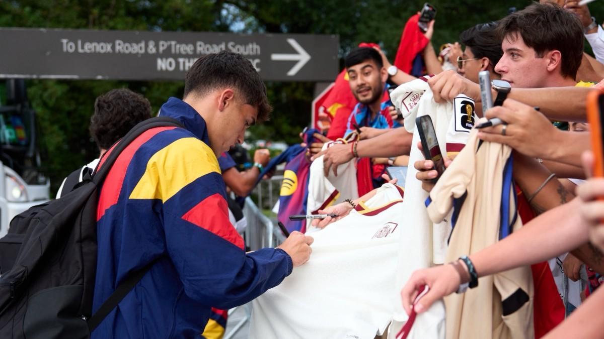Cubarsí signs in front of fans of the national team