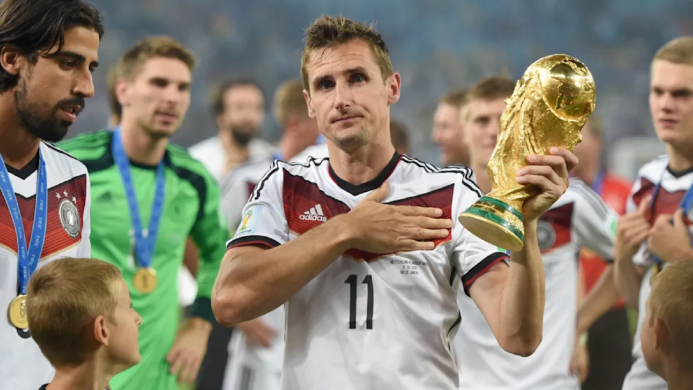 Miroslav Klose (hier 36) verabschiedete sich 2014 mit dem WM-Titel von der deutschen Nationalmannschaft
