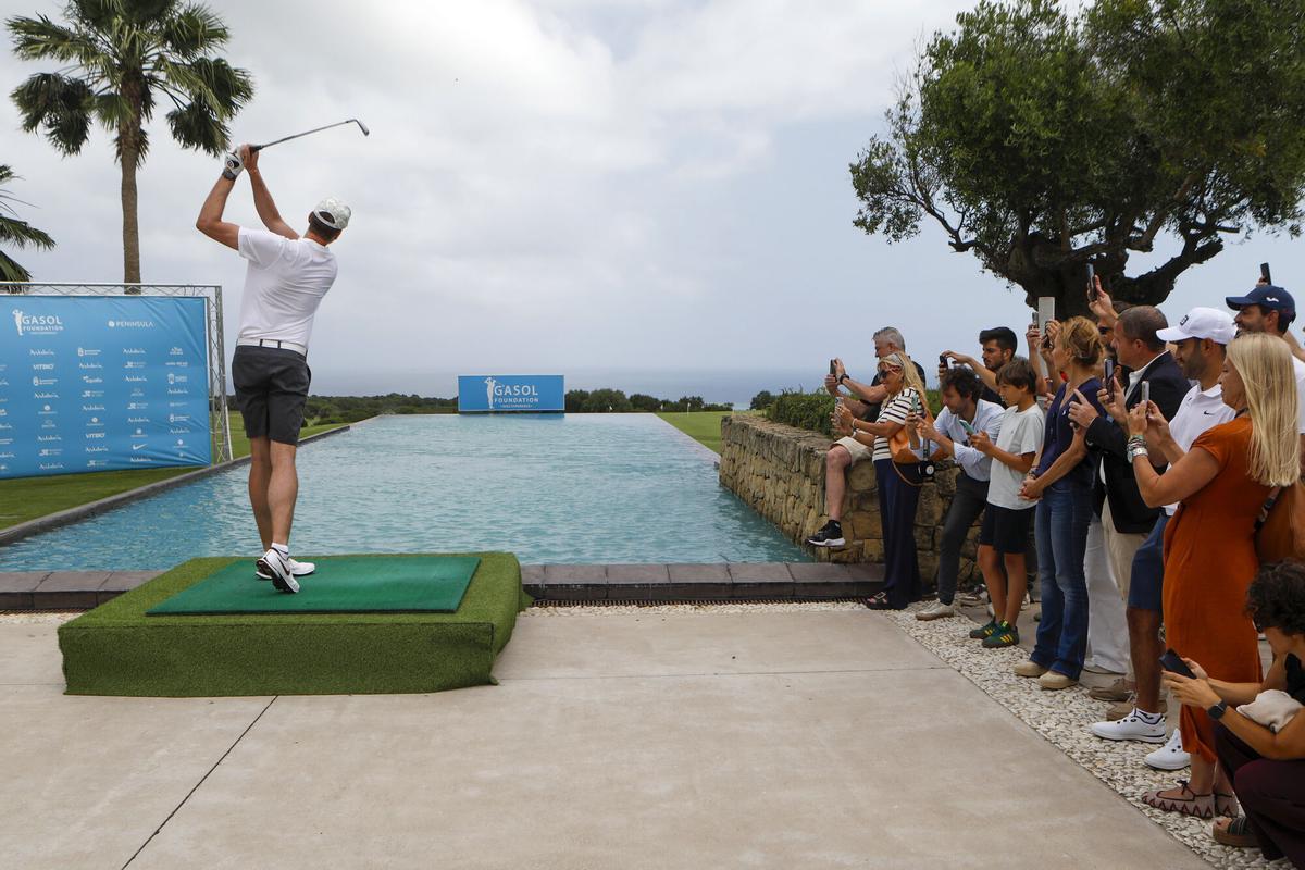 SAN ROQUE (CÁDIZ), 06/12/2026.-Former basketball player Pau Gasol, president and co-founder of the Gasol Foundation, gives the blow of honor to begin the Gasol Foundation Golf Experience, a charity golf tournament that arrives for the second consecutive year.- EFE/ A.Carrasco Ragel