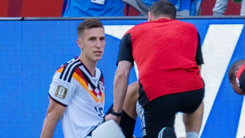 Nico Schlotterbeck was treated here in the game against Ivory Coast. Nico Schlotterbeck was treated here in the game against Ivory Coast.