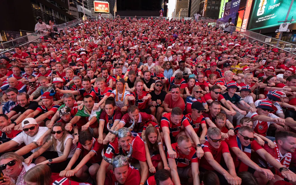 Norwegian Fans Steal the Show at World Cup – A Classic Celebration!