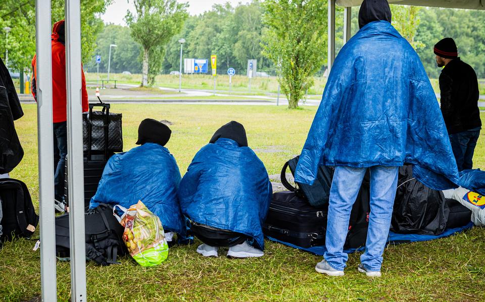 24 hours before the gate of the registration center in Ter Apel. Henry (30): ‘Do you actually have summer here?’