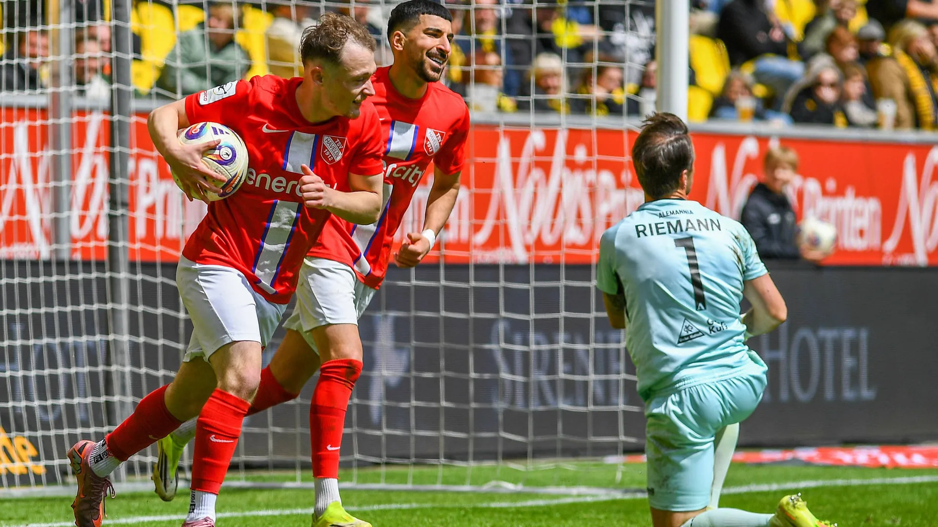TSV Havelse celebrates a goal: The relegated third division team could surprisingly stay in the league.