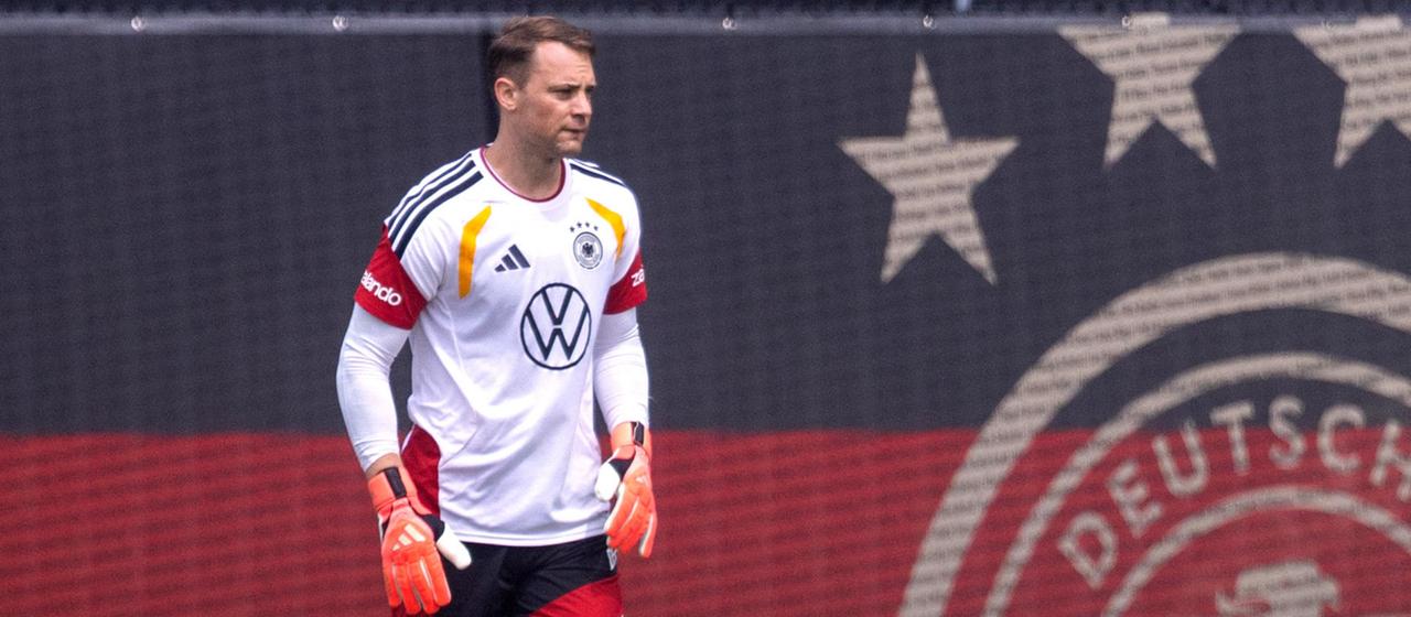 Manuel Neuer in training