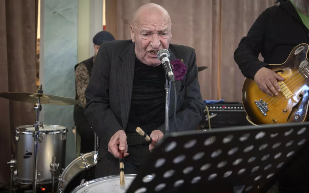 A surprise performance by Remu Aalto – Watch the video