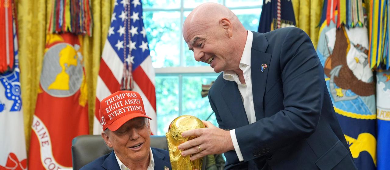 Gianni Infantino (r) presents US President Donald Trump with the FIFA World Cup Winners Trophy 