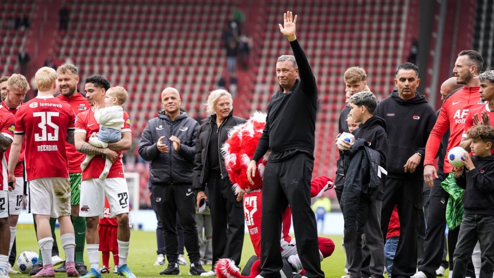 AZ coach Echteld will be reinforced by an Austrian specialist trainer