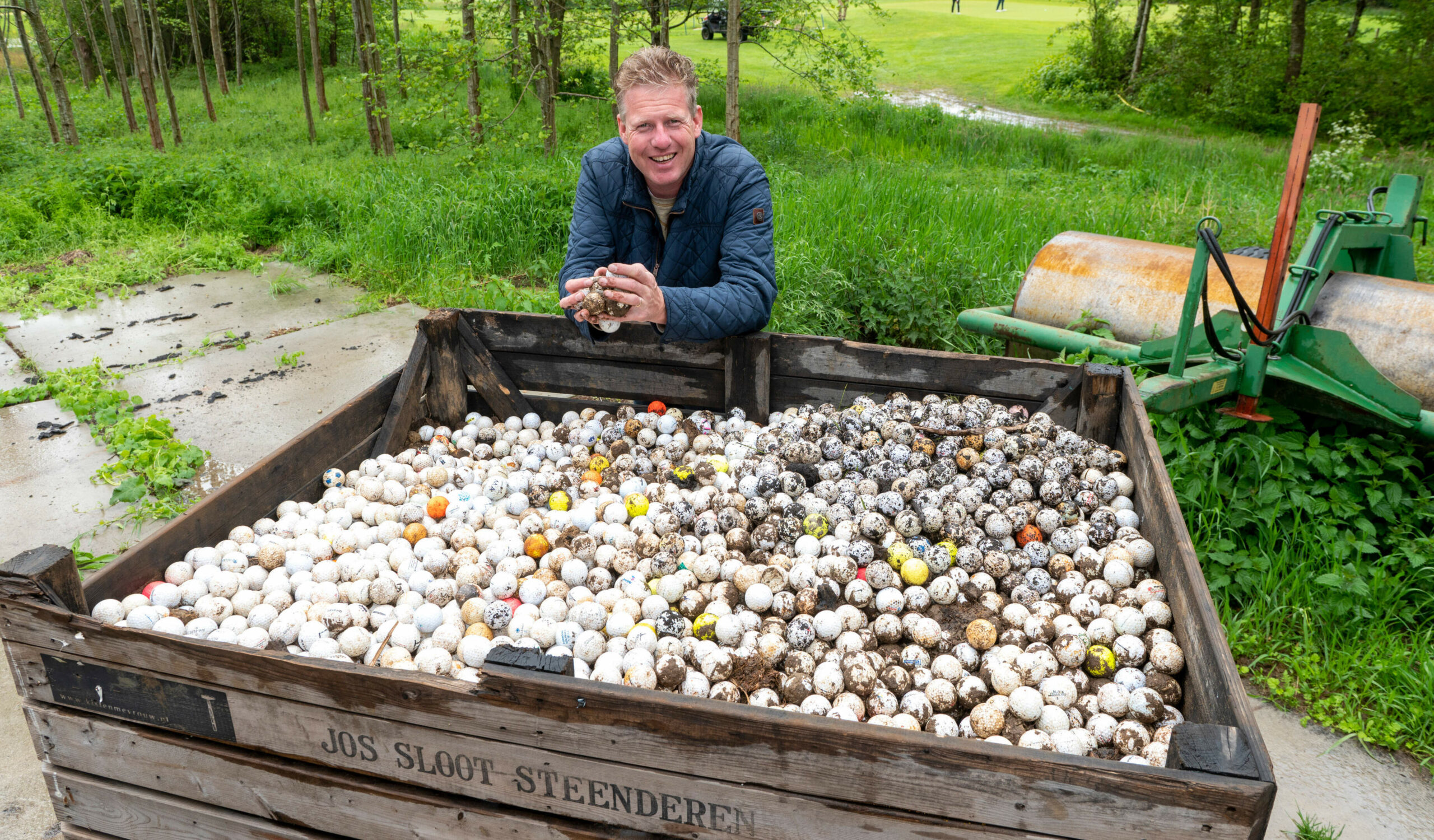 Achterhoeker Adriaan converts a potato harvester into a sieving machine for golf balls: ‘26,000 balls recovered in two days’