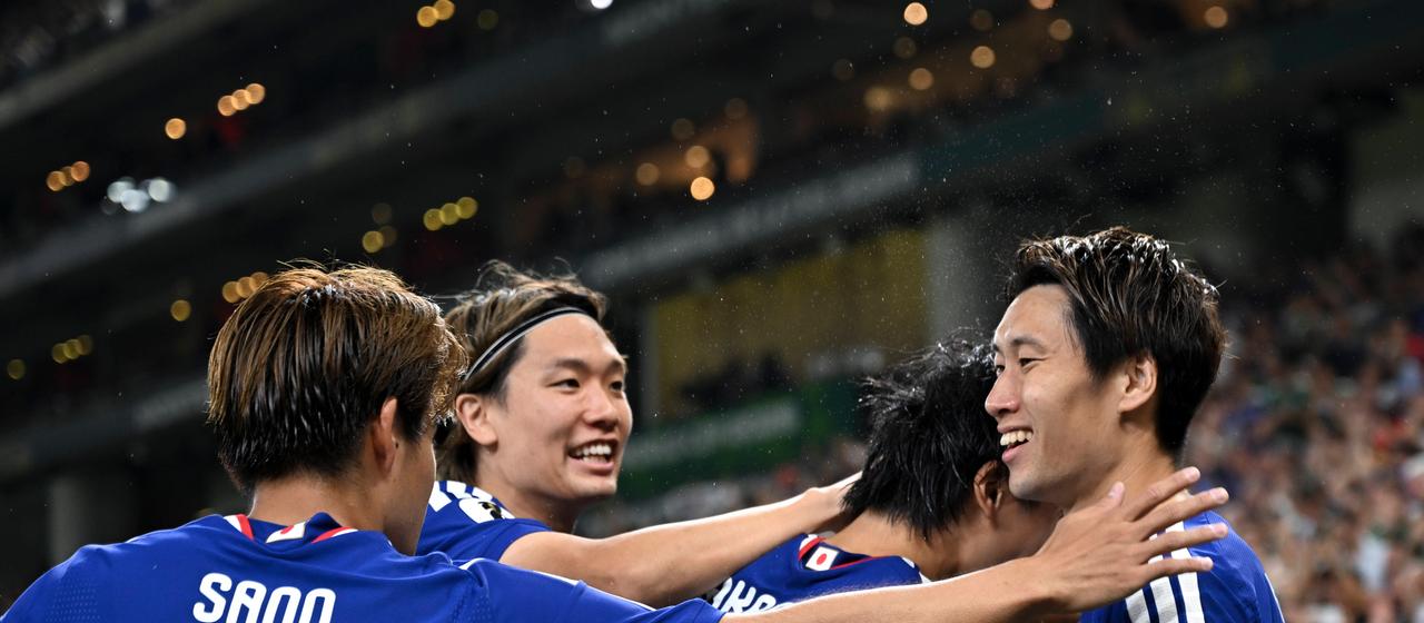 Japan's Kamada Daichi (r.) celebrates with his teammates about his goal to make it 1-0 against Tunisia