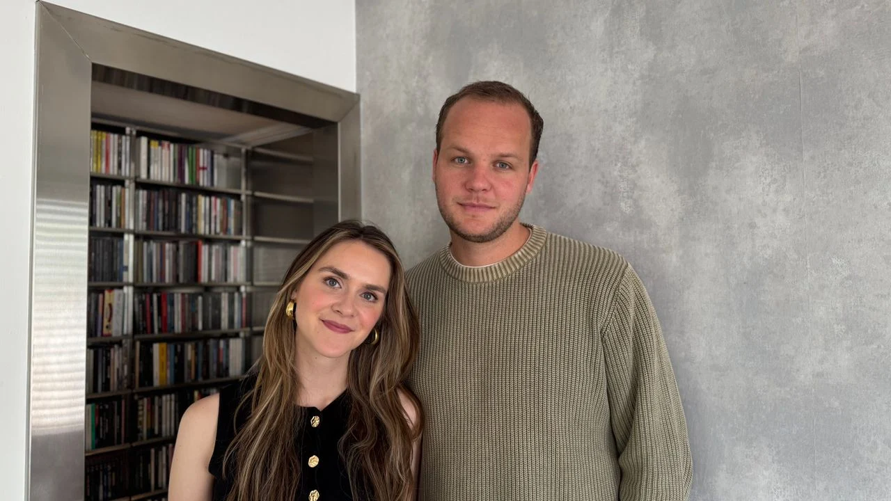 Dominique can lean on her friend Daan with whom she released the song (photo: Omroep Brabant).