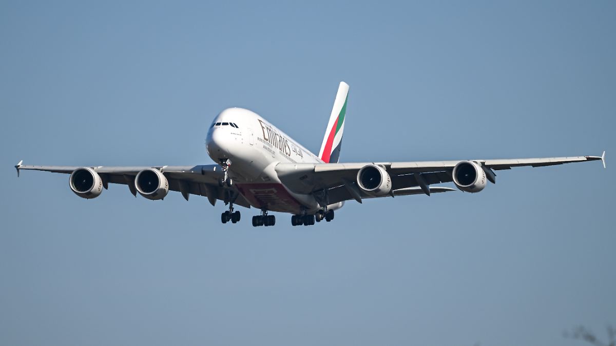 Airlines Ground 16 Airbus A380s Amid Wing Cracks: Emirates & Qantas React