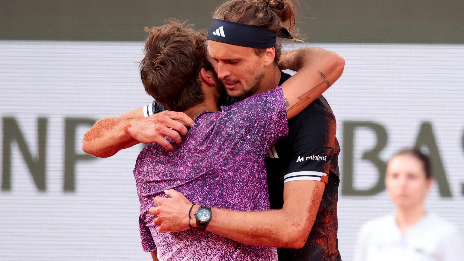 Alexander Zverev hugs final opponent Flavio Cobolli: The Italian delivered a tough fight. Alexander Zverev hugs final opponent Flavio Cobolli: The Italian delivered a tough fight.