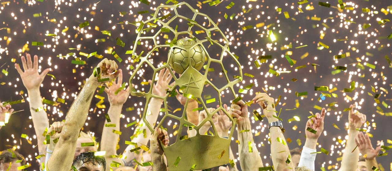 Cup with confetti fountain