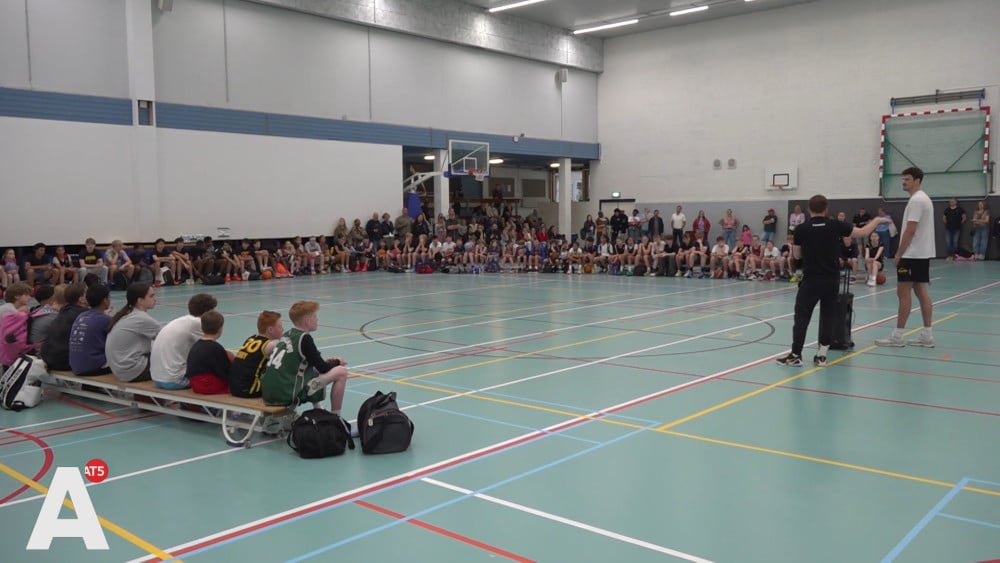 Amsterdam top basketball player Quinten Post trains young people from all over the country: “This makes me very happy”