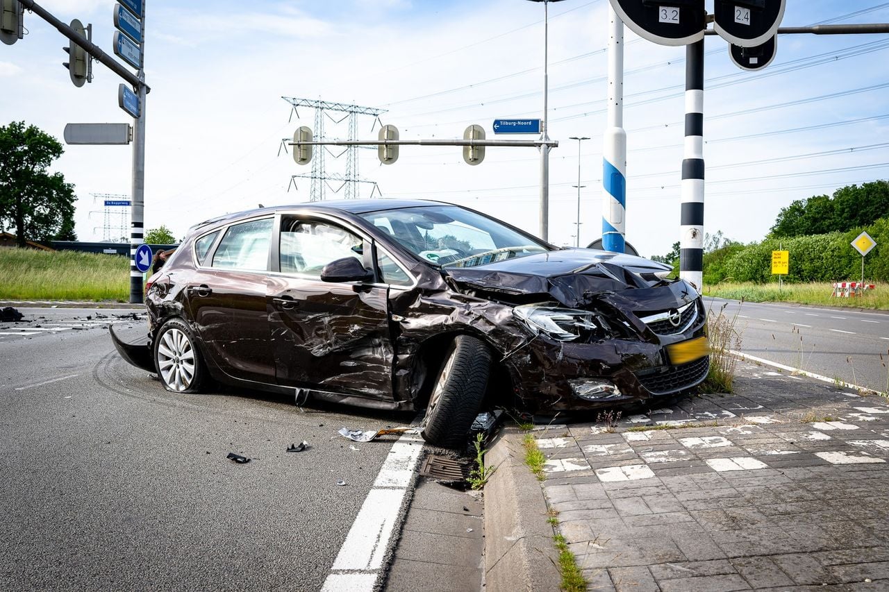 Three cars collide at an intersection in Tilburg, possibly due to a red light (photo: Jack Brekelmans / Persburo-BMS).