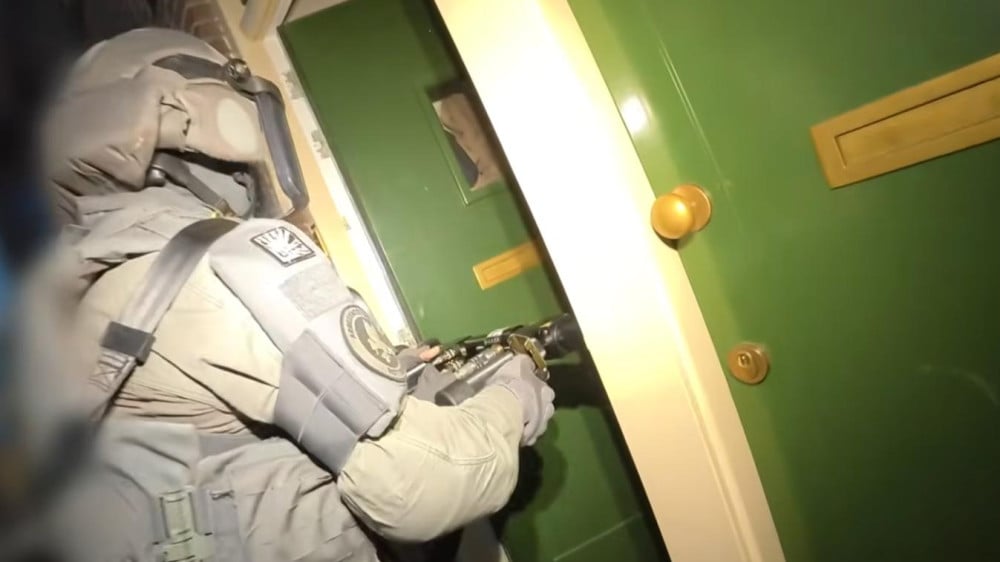 Arrest team raids home in Amsterdam North, kidnapping suspect arrested