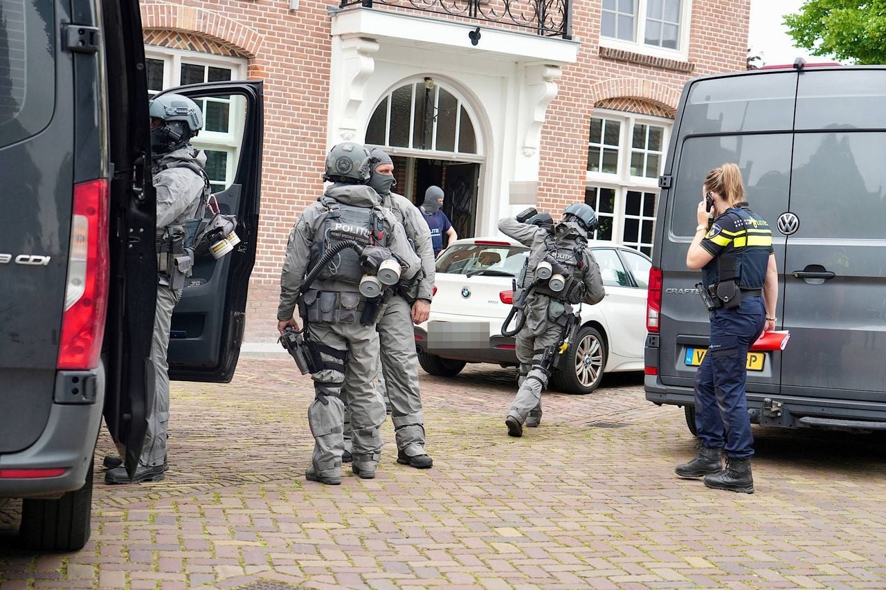 The arrest team surrounded the building (photo: Persbureau Heitink).
