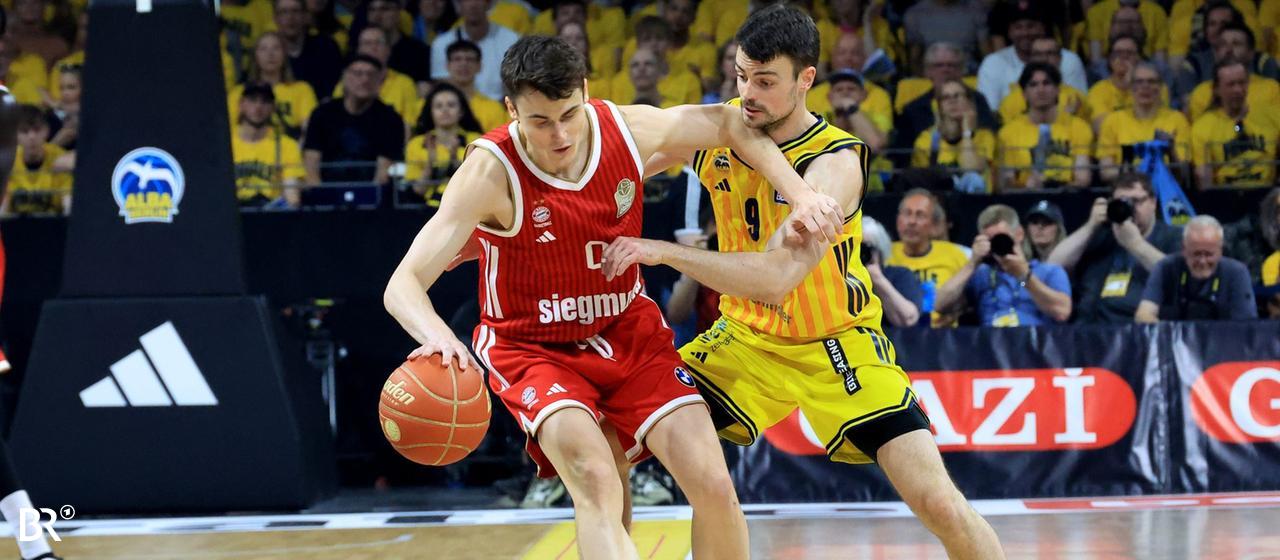 Nenad Dimitrijević is defended by Jonas Mattisseck (right).
