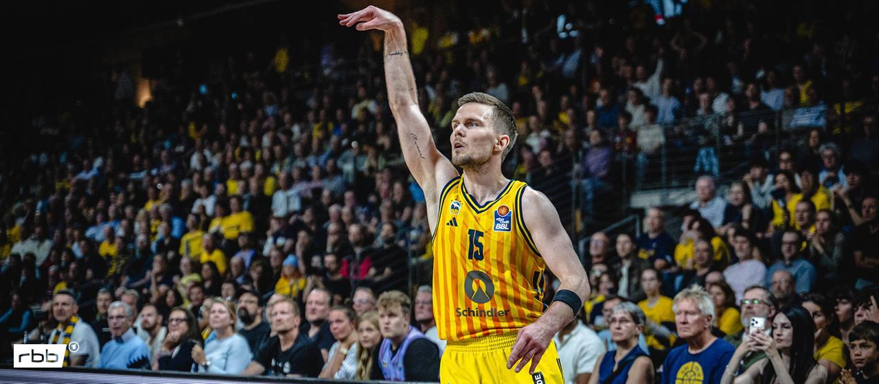 Martin Hermannsson (Alba Berlin) in the fifth semi-final game against Bamberg Baskets [Quelle: IMAGO / camera4+]