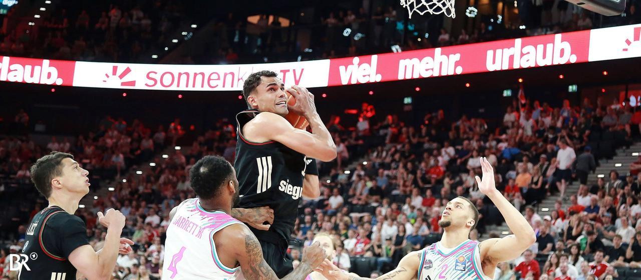 Oscar da Silva goes to the basket