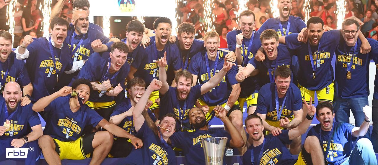 The players from Alba Berlin with the Iesterpokal (Source: dpa/Sven Simon)