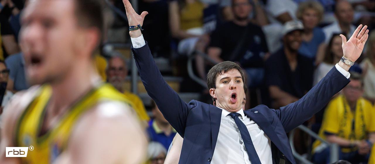 Alba coach Pedro Calles cheers. Image: picture alliance/dpa, Andreas Gora