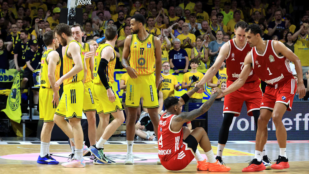 In der Final-Serie gegen Alba Berlin legten die Bayern um Xavier Rathan-Mayes (32/am Boden) eine Bruchlandung hin