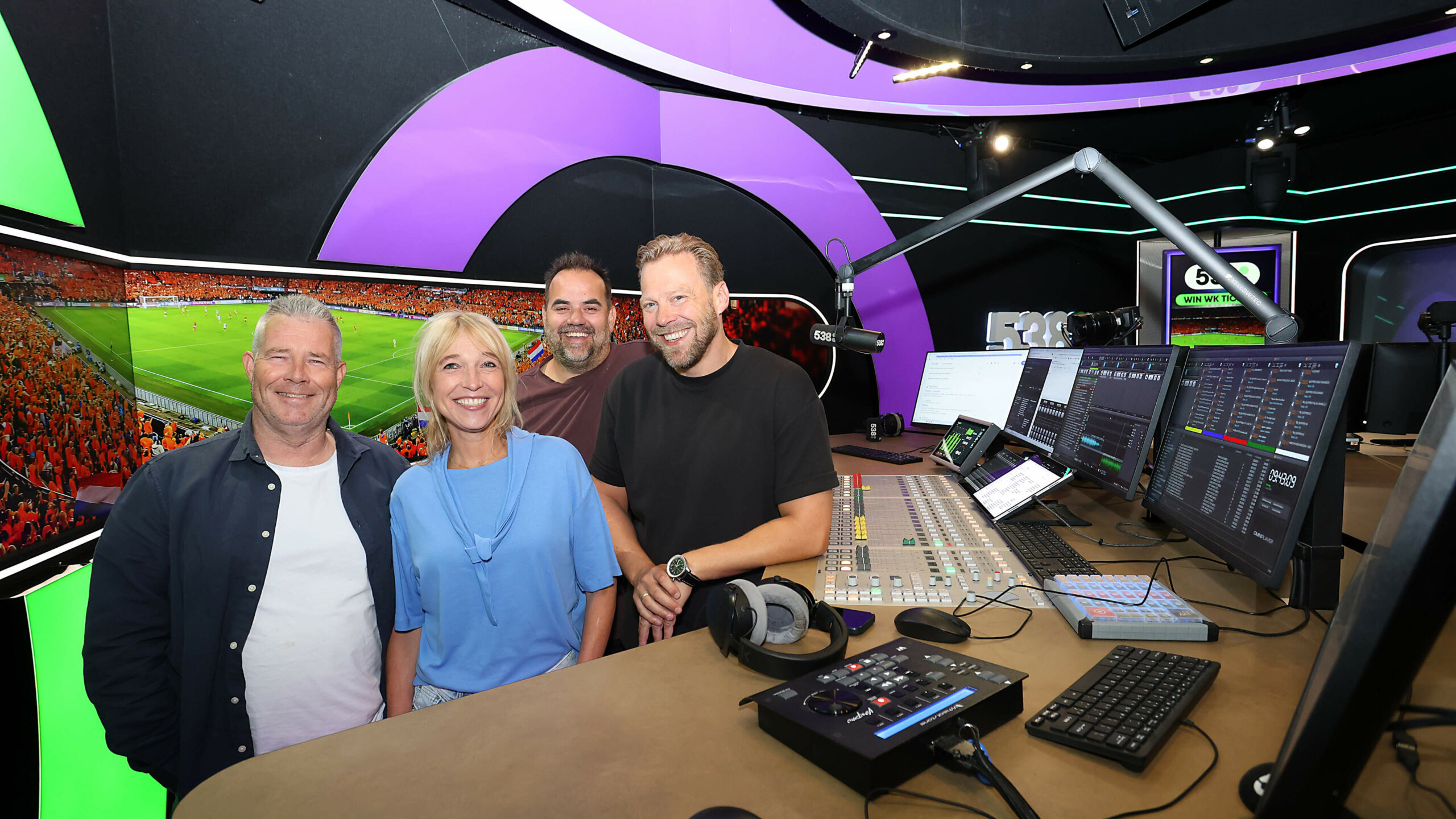Behind the scenes at the jubilee morning show Radio 538: ‘Is that booming laugh always real?’
