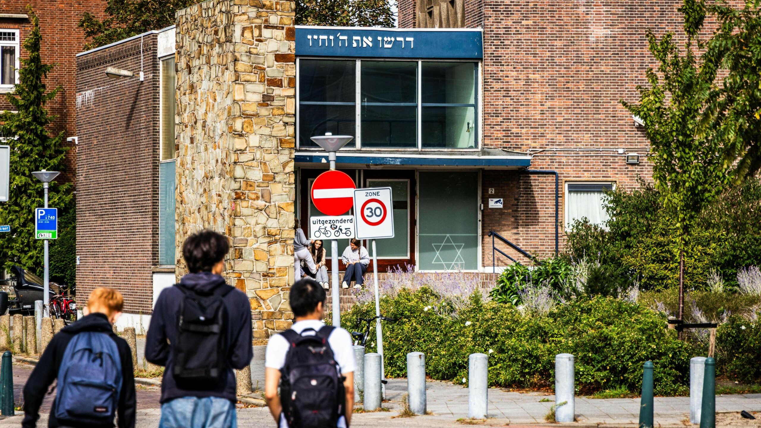 Blowing up a synagogue for 3,000 euros: young suspects had no idea what a Jewish house of worship was