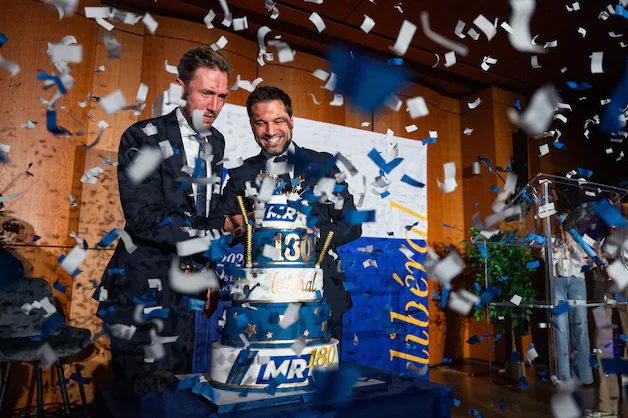 Anders-chairman Frédéric De Gucht and Bouchez at a cake to celebrate the 180th birthday of the Belgian liberals.