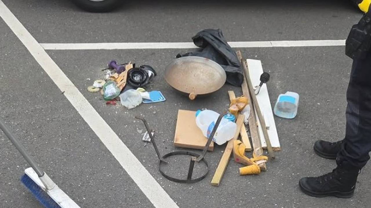 Boys throw rubbish on cars, police let them clean it up themselves