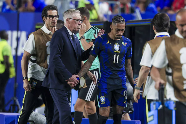 Carlo Ancelotti comforts Raphinha.