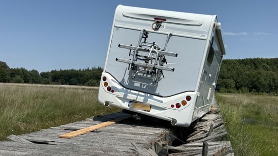 Camper that fell through Grolloërveen boardwalk will remain there for the time being