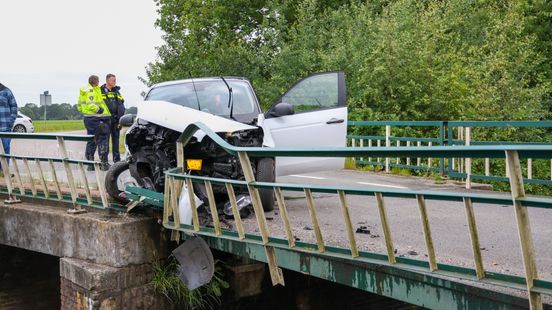 Car crashes into bridge railing, occupants sustain minor injuries