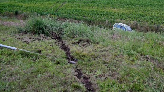 Car goes off the N34 near Dalen: driver to hospital