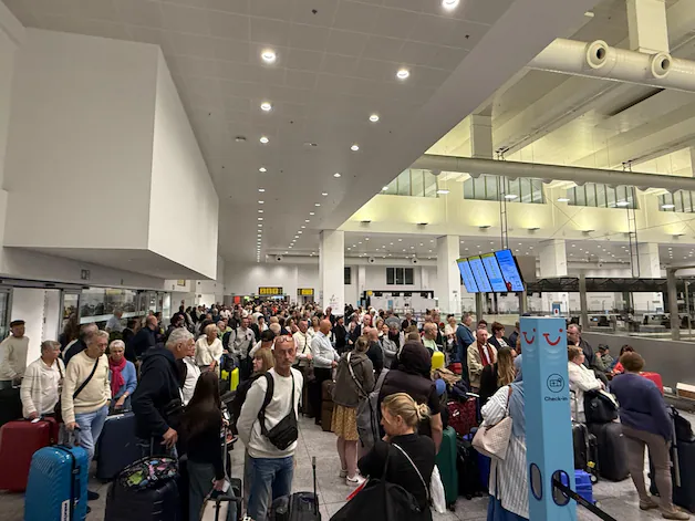 There are long queues at the check-in counters at Brussels Airport.