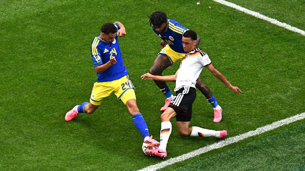Jamal Musiala (r.) wurde von den Curacao-Spielern immer wieder hart angegangen