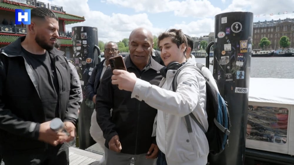 Crowds in the city at the opening of a coffee shop by boxing legend Mike Tyson: “He gave me a hug”