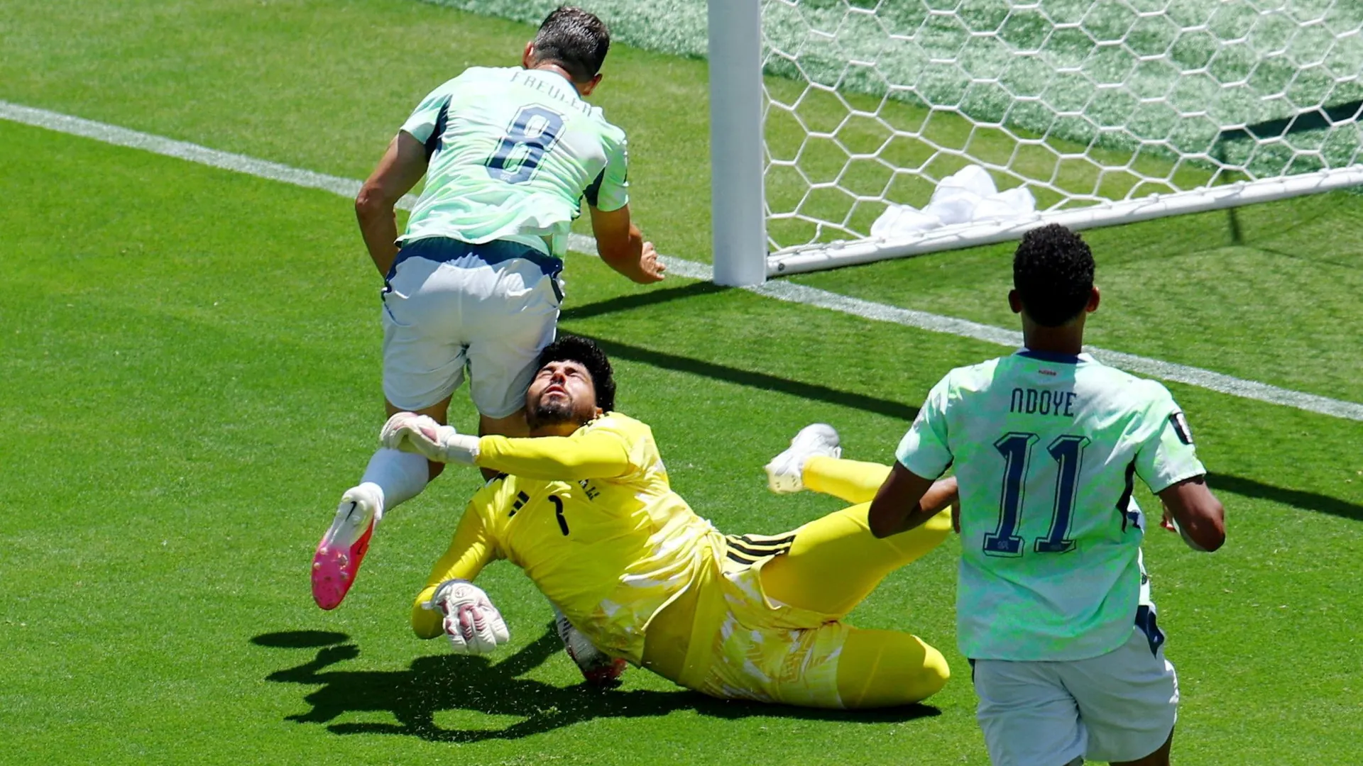 Controversial scene: Qatar's goalkeeper Abunada (M.) and the Swiss Remo Freuler. Controversial scene: Qatar's goalkeeper Abunada (M.) and the Swiss Remo Freuler.