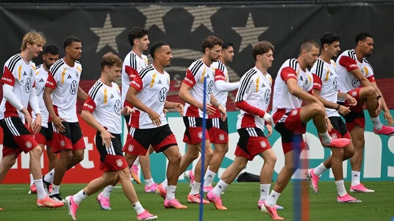 The DFB stars at training: They dig into their own pockets for the fans.
