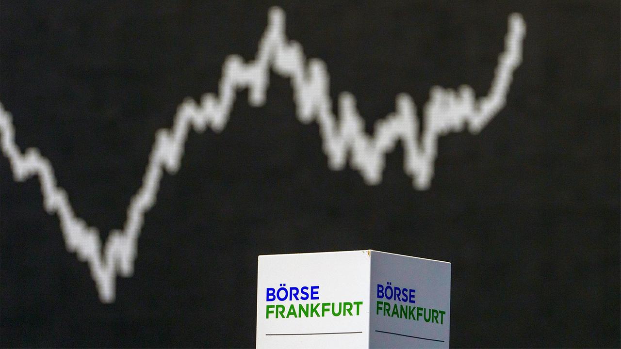 DAX Soars Towards 25,000: AI Boost and Bayer’s Legal Victory Drive Market