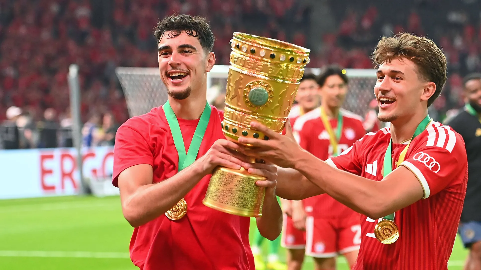 The "Double" made perfect: Bayern's Aleksandar Pavlović (left) with teammate Tom Bischof and the DFB Cup. The "Double" made perfect: Bayern's Aleksandar Pavlović (left) with teammate Tom Bischof and the DFB Cup.